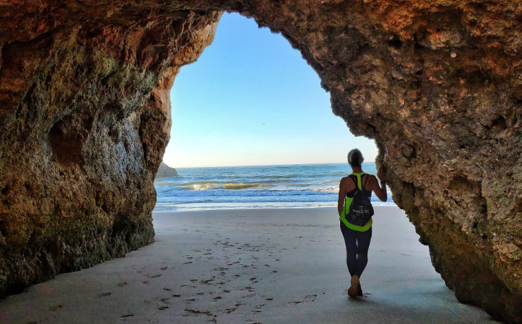 Heerlijk wandelen over de prachtige stranden van de Algarve
