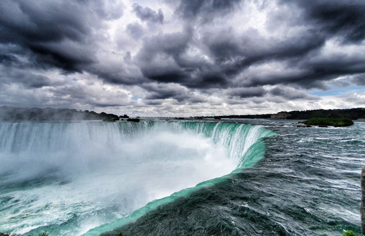 De Niagara falls zijn meer dan indrukwekkend