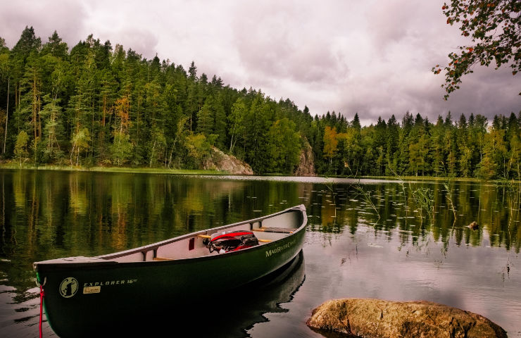 Hiken door de natuur tijdens een rondreis door Finland