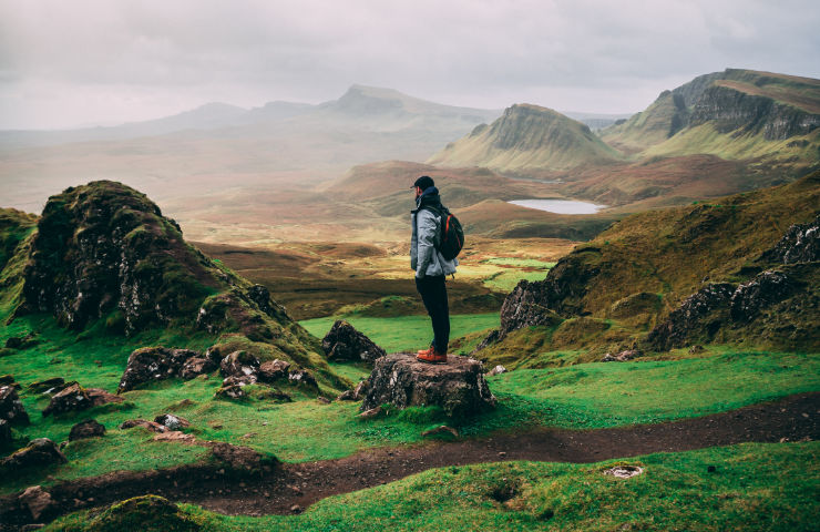 Wandelschoenen aan en op pad door de natuur van Schotland
