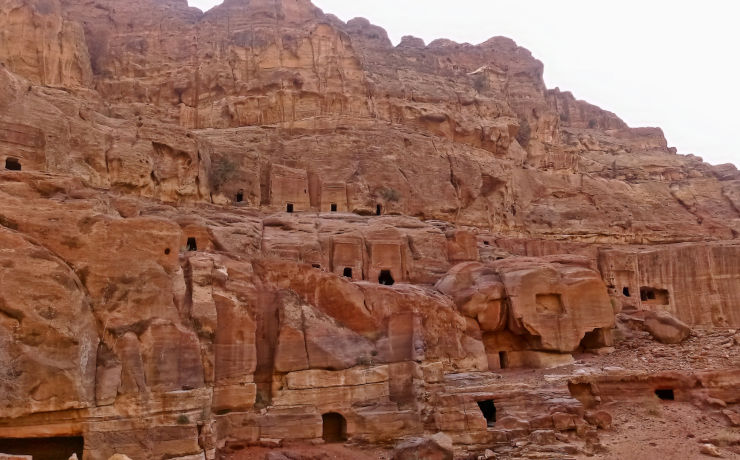 De grotwoningen van Petra is een must om te bezoeken