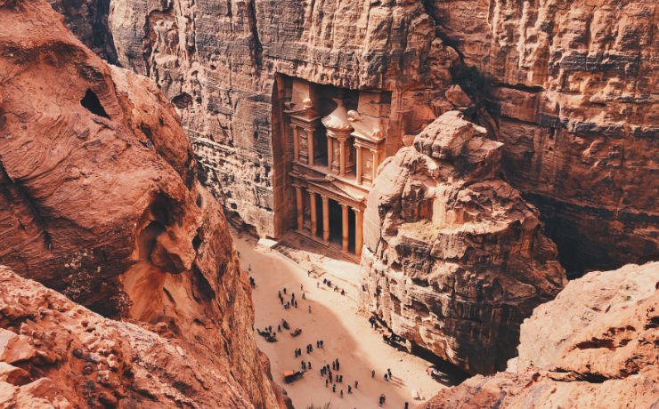 De grotwoningen van Petra staan bekend als een van de zeven wereldwonderen